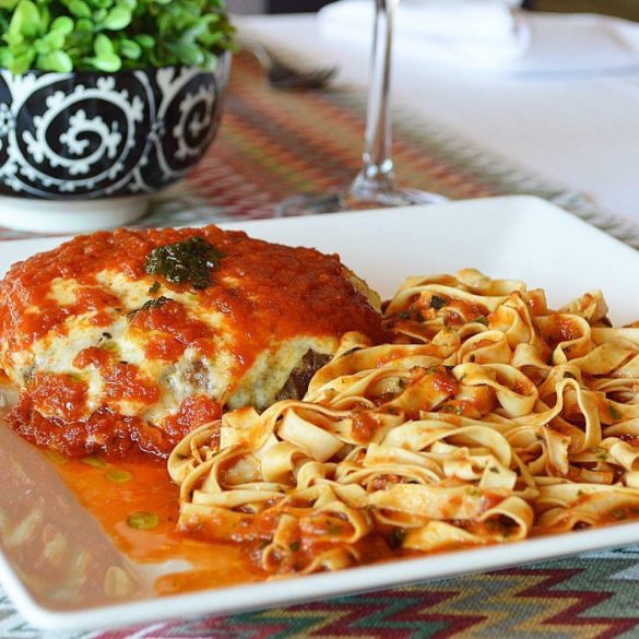 La Cucina di Tullio Santini Polpetone acompanhado de Papardelle ao molho pomodoro