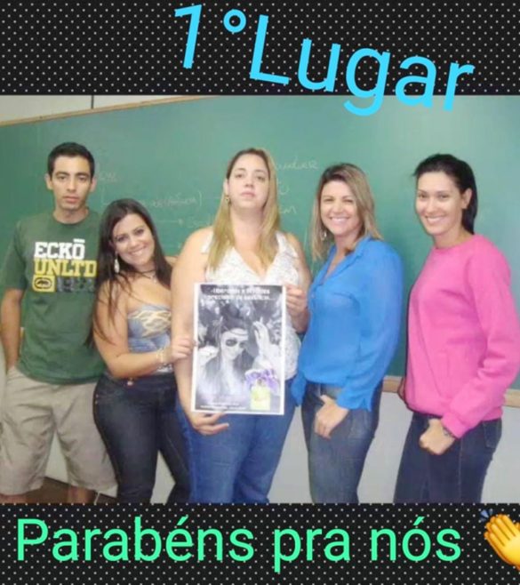 Fernanda e as amigas felizes no curso de Publicidade e Propaganda