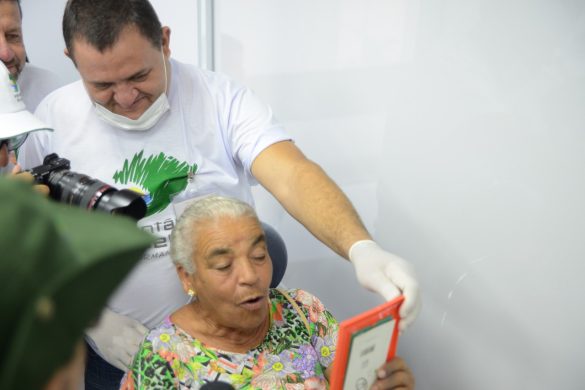 Dona Ludsilva Oliveira, de 75 anos: o sorriso de volta