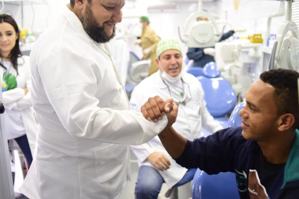 Alison ao lados dos dentistas, Plínio Zoro Jr. e Marcelo Rodrigues Alves