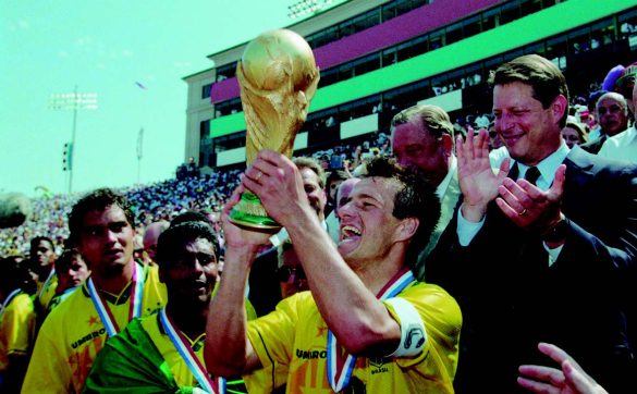 O BRASIL tetracampeão nos Estados Unidos: o capitão Dunga ergue a taça observado por Romário, destaque da Copa do Mundo de 1994