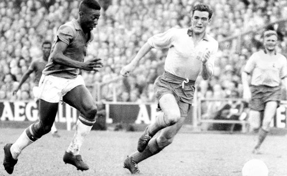 O PRIMEIRO título veio em 1958, na Copa do Mundo da Suécia: aquele Mundial apresentou o jovem Pelé ao mundo da bola, do qual ele virou rei