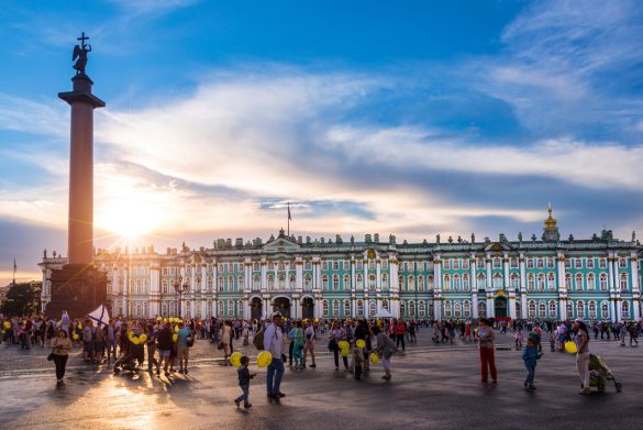 Palácio de Inverno durante o dia com a praça movimentada