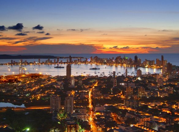 Cartagena: encanto de cidade antiga colombiana graças à sua arquitetura e monumentos do século XIX, ruas de paralelepípe­dos e ambiente romântico 