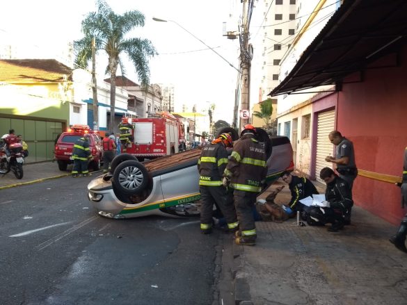 Táxi capotado no Centro de Ribeirão - Fotos Lúcio Mendes