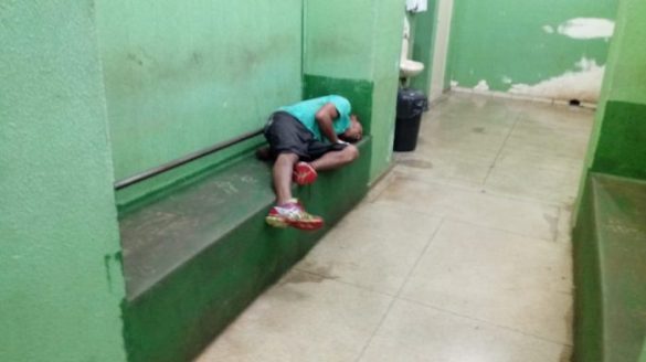 Ladrão dormiu enquanto aguardava para prestar depoimento na Delegacia - Fotos Lúcio Mendes