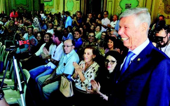 Gasparini recebe homenagem