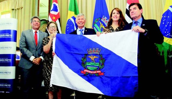  Gasparini recebe a bandeira de Ribeirão 