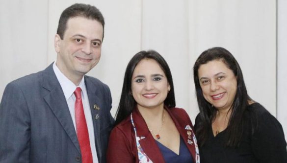 Jarnei e Alessandra Leonel Caparelli fazem moldura para a nova presidente