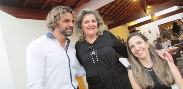 O decorador Edvan Lopes, Babete Raad Chodraui Nassif e Maria Júlia Pisani Muradás