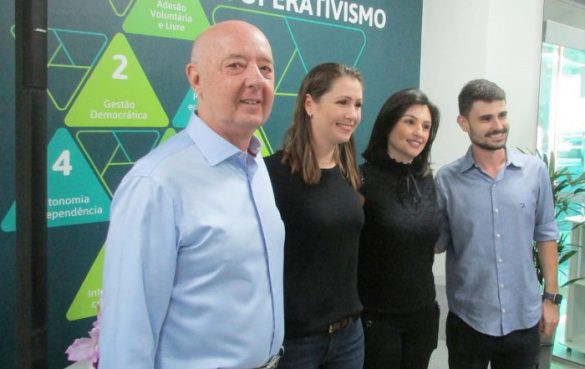 A gerente-geral Carol Baviera Fiore, com o primeiro cooperado, Pinghera Associados, e representantes da empresa associada número 5000, a Anísio Visual