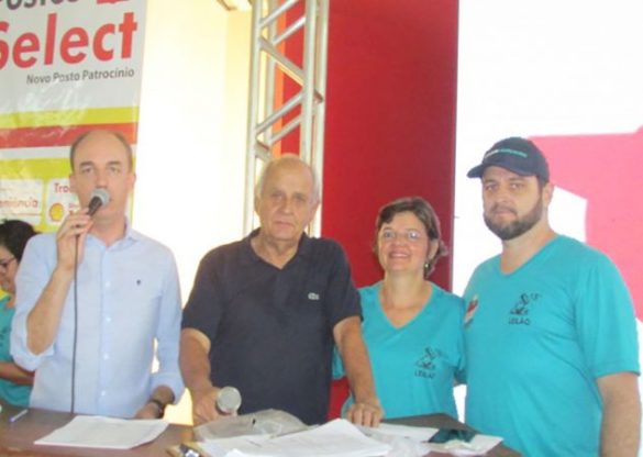 Os leiloeiros Alexandre
Barbosa e Adir Leonel, com
a presidente da Apae, Sirlene
Rodrigues de Almeida, mais o
vice-presidente, Danilo Guiraldelli