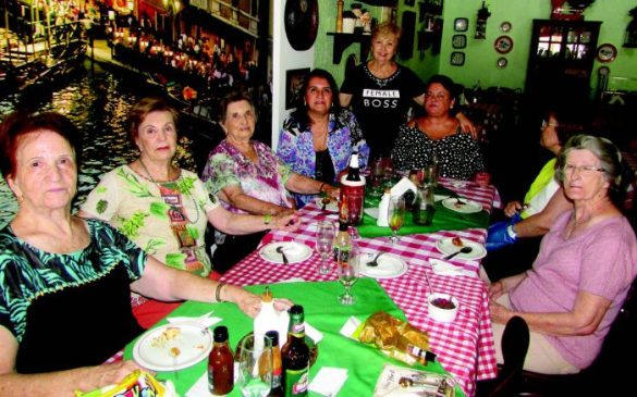 Família Benedini: a aniversariante Glaura, recebendo: Estela, Terezinha, Clarinda, Gina, Giselda, Gilza, e Marlene Mello