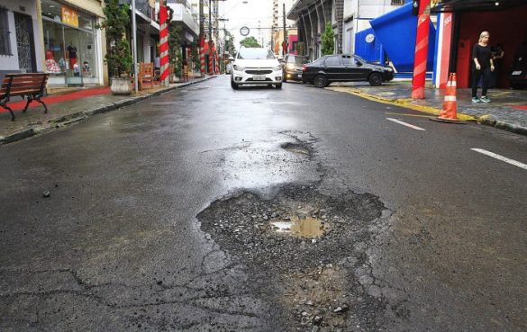 Rua Barão do Amazonas, buraco no meio da rua