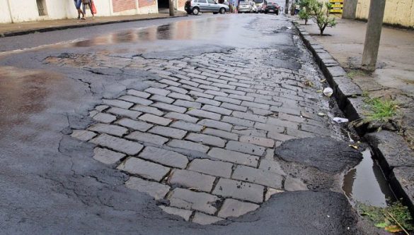 Na rua Florêncio de Abreu, entre Saldanha Marinho e José Bonifácio, depressões no asfalto e paralelepípedos