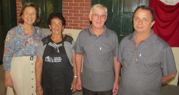 Ana Luiza Amorim com as colunas da Casa da Memória Italiana: Dirce Rodrigues, José dos Reis Oliveira e Edson Soares