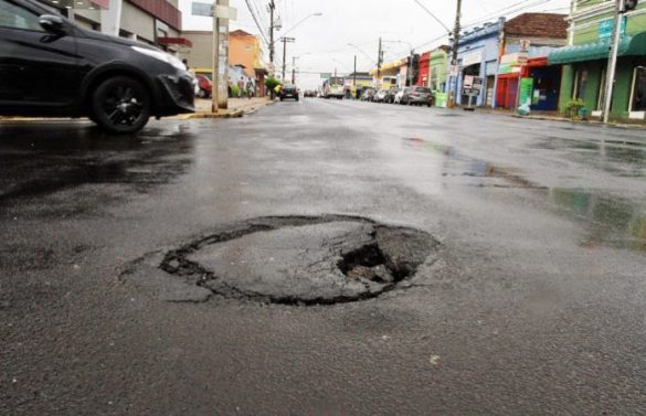 Avenida Saudade – buraco na principal avenida dos Campos Elíseos