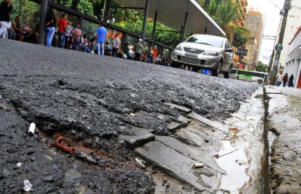 Asfalto deteriorado na rua Visconde de Inhaúma, área central da cidade