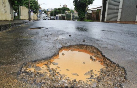 Buraco teima em reaparecer na rua Santos Dumont, na Vila Tibério