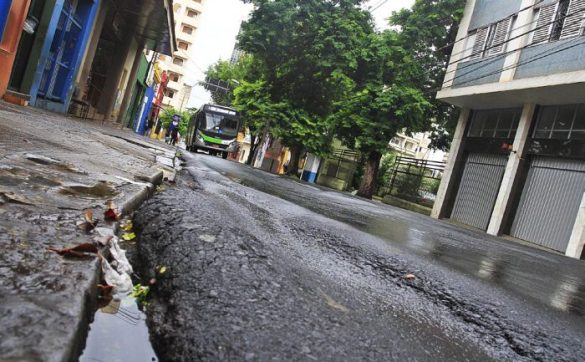 Asfalto começa a soltar na rua Cerqueira Cesar, Centro de Ribeirão Preto