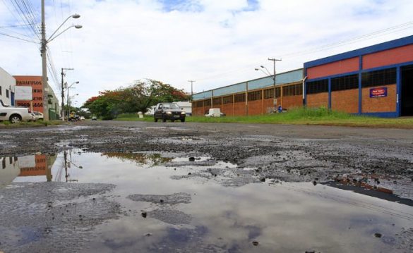 Buracos e depressões na avenida Costa e Silva, principal entrada da cidade na região Norte