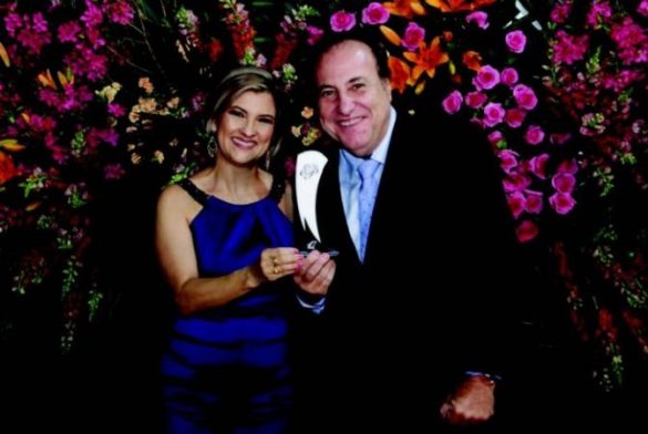  Colunista do ano da região: a Deputada e Delegada, Graciela Ambrósio, entregando o troféu a Amir Calil Dib 