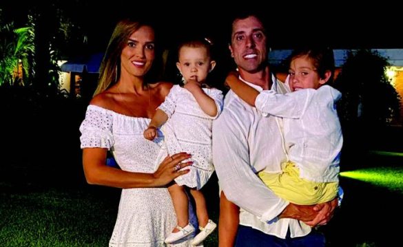 Os famosos Karyn e André Bravo, com os filhos Rafaela e Eduardo, passando férias na terrinha