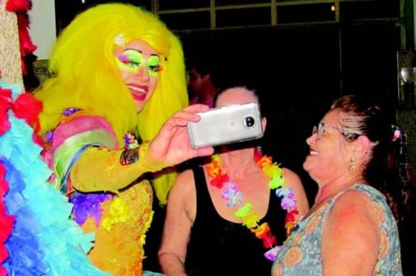 Selfies e fotos: Drag Queen Suzy Ferrari