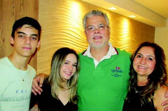 Felipe Costa com Isadora, Ulisses e Leia Gianechini