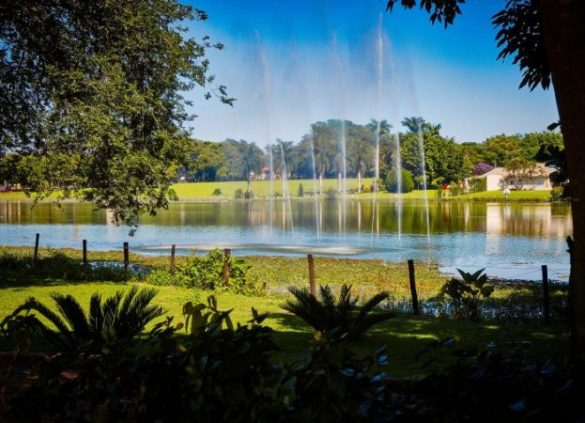 LAGO VITÓRIA RÉGIA  O lugar é ideal para quem quer relaxar em acolhedoras e belas paisagens bucólicas. Com muito espaço para caminhadas e lazer que rodeia o lago, o local é diversão e descanso garantidos para toda a família. 