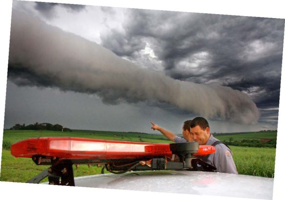 Flagrante do fenômeno raro conhecido como roll cloud