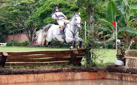 O atleta olímpico Serguei Fofanoff, o Guega, durante salto com o famoso cavalo Pegasus