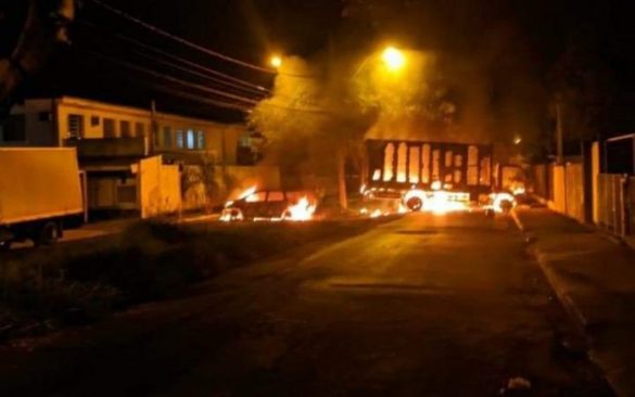 Quadrilha incendeia veículos em Araraquara. Foto: Redes Sociais.