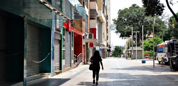 Calçadão de Ribeirão Preto ao meio-dia desta quarta-feira: quase ninguém no Centro