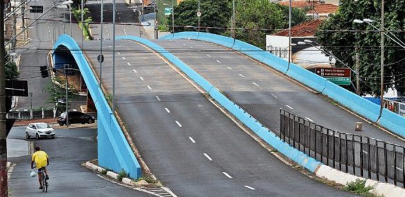 Viaduto Jandyra Camargo Moquenco na hora do almoço: movimento bem abaixo do normal