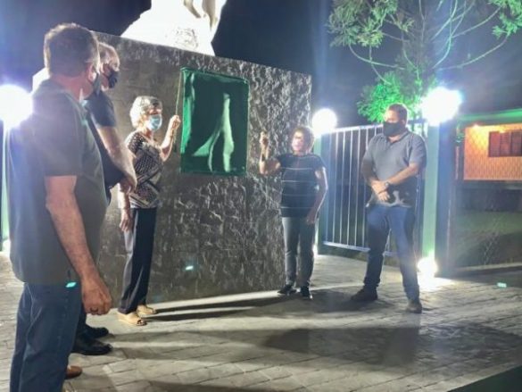 Deolinda e Jacira Ferrari descerram a placa de inauguração do Cristo Acolhedor - Foto Divulgação