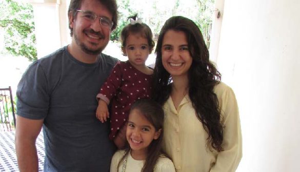 João e Shaianna Duarte Benedeti com as filhas Barbara e Cecília