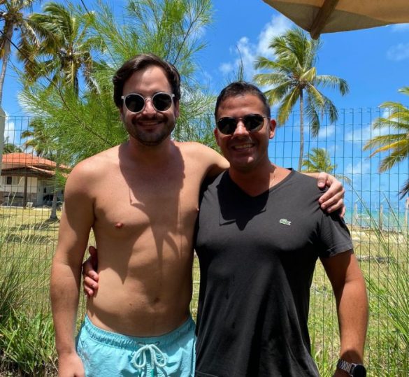 Os empresários e baladeiros Rodrigo Carvalheira e Hugo Amorim, na Praia de Coqueirinho, na Paraíba