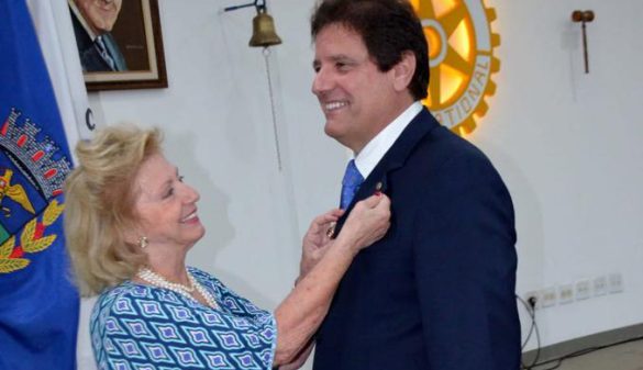 Colocando o broche no afilhado: Marlene Minelli e Rogério Passini