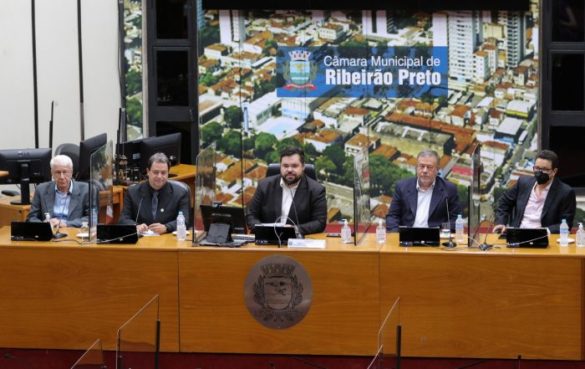 Abertura da sessão: Presidente da Câmara, Alessandro Maraca; Secretário Eduardo Molina, representando o Prefeito Duarte Nogueira; Mauro Jansem, Gerente do SESC RP: o homenageado Paulo César Lopes; e Atílio Daneze, Presidente do Sindicato dos Feirantes e Ambulantes de Ribeirao Preto