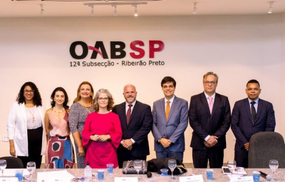 Viviane Rocha (Secretária-adjunta OAB Ribeirão Preto), Thaís Buzato (Secretária-geral OAB Ribeirão Preto), Adriana Galvão Moura Abílio (Presidente da Caasp), Patrícia Vanzolini (Presidente OAB São Paulo), Alexandre Nuti (Presidente OAB Ribeirão Preto), Leandro Sica (Vice-presidente OAB São Paulo), Alexandre Silveira (Vice-presidente OAB Ribeirão Preto) e Leandro Cesar (Tesoureiro OAB Ribeirão Preto) 