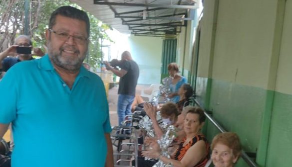 O vice-presidente Armando Antônio, distribuindo os presentes