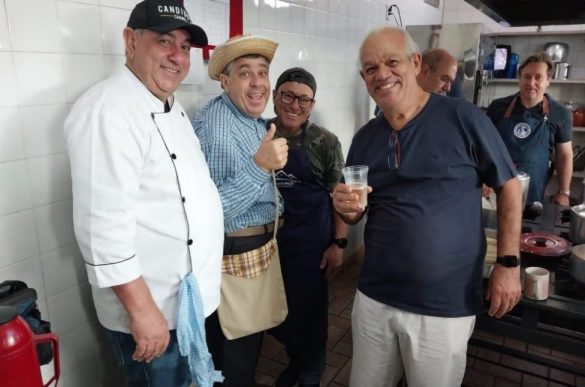 Paulo Candido liderando turma na cozinha