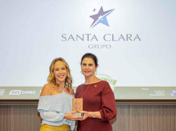 Talita Cury, acionista e conselheira de administração do Grupo Santa Clara, empresa de Ribeirão vencedora na categoria entre US$ 1 milhão e US$ 10 mil, com a presidente da Acirp, Sandra Brandani