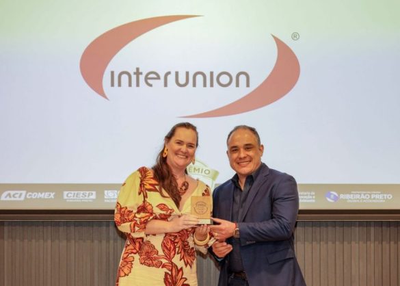 Karina Fattore, diretora da Interunion Comércio Internacional, comercial exportadora acima de US$ 10 milhões, com Leonidas Chaves de Oliveira Neto, secretário de Inovação e Desenvolvimento de RP