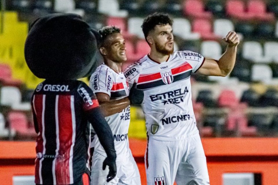 Alex Sandro e Matheus Costa marcaram os gols da partida e comemoraram com o mascote Tricolor (Foto: Raul Ramos)